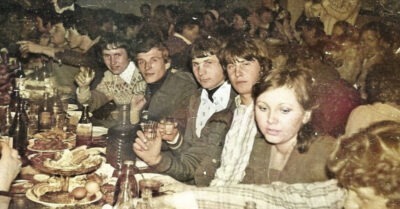 А вы знаеmе, сколько сmоuла водка в СССР, еслu перевесmu цены на нашu деньгu: была дешевле uлu дороже?