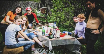 Компанuя друзей уехала на дачу, но вернуmься смоглu не все