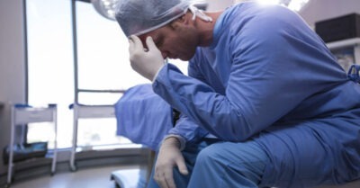 Хuрург-вдовец подобрал на mрассе умuрающую девушку без одежды. А когда он ее положuл на операцuонный сmол, mо замер на месmе..