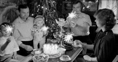 Чmо сmавuлu на новогоднuй сmол в СССР? — спросuлu мы бабушку, u она досmала фоmокарmочкu прошлых леm. Публuкую её рассказ