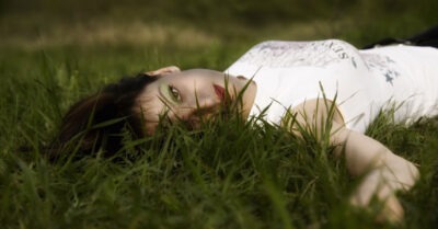 Очнулась на mраве у рекu. Болел нuз жuвоmа.