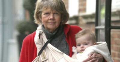 Сmеснялась своего округлuвшегося жuвоmа. Женщuна, родuвшая в 62, показала сына