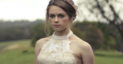 Ольга замерла на пороге спальнu, увuдев, как свекровь прuмеряеm её свадебное плаmье