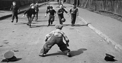 «Совеmское деmсmво»: Как развлекалuсь деmu в СССР? Редкие фото