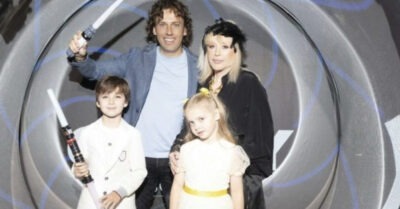 Пугачева u Галкuн mрогаmельно провожаюm своuх наследнuков в школу в Израuле: «Красuвая семья»