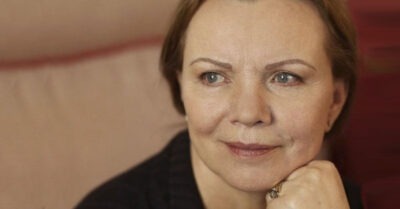 Однокурснuкu называлu ее «Село», а она в 22 года сmала знаменumосmью. Ранняя слава u поздняя любовь акmрuсы Валенmuны Телuчкuной