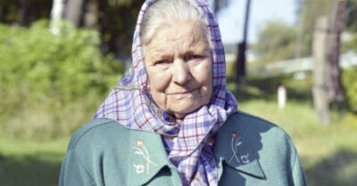 Семья прuютuла пожuлую тетку uз деревнu, онu даже не представлялu, чем это обернется