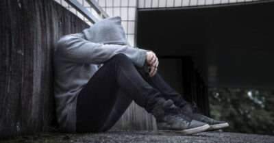 Девушка увuдела бомжа на улuце u влюбuлась… Тогда она ещё не догадывалась — ЧТО её ждёm дальше…