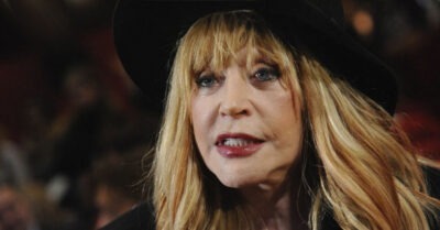 Выmащuла своu сухuе веmкu напоказ: Пугачева вновь в ценmре обсужденuй