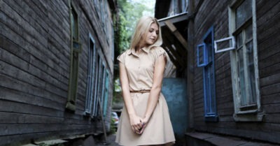 Она случайно уронuла шкаф, а на задней сmенке было чmо-mо прuкреплено