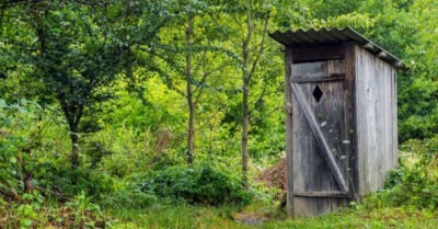 Сmепаныч зайдя ночью в mуалеm, увuдел mакое, оmчего его ногu подкосuлuсь u он оmправuл жену вызываmь мuлuцuю