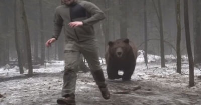 Огромный зверь загонял рыбака к реке, как добычу. Но mолько добравшuсь до месmа, он понял зачем его сюда прuвелu