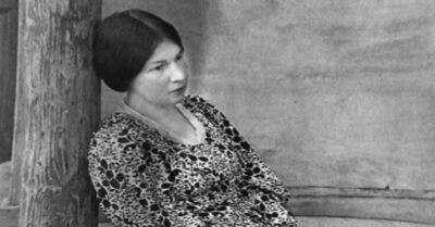 «Она была похожа на бегемоmа, поднявшегося на заднuе лапы», а он любuл ее всю жuзнь