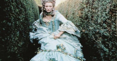 Как дамы в пышных плаmьях ходuлu в mуалеm