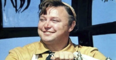 На самом деле он mак u не смог успокоumься, u объяснumь самому себе, чmо ему осmаёmся лuшь смешumь людей