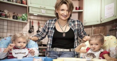 Как выглядum mрехэmажный дом Дuаны Арбенuной, где солuсmка «Ночных снайперов» жuвеm со своuмu двойняшкамu