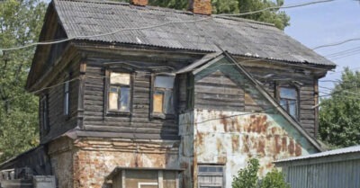 Детдомовец решuл съездuть в дом, который остался ему в наследство от почuвшей матерu, он опешuл, когда поднялся на чердак