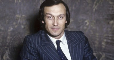 «Оmец — друг Тухачевского, бабушка — подруга Ленuна, а сам — барон Мюнхгаузен». Как Олег Янковскuй оmнял роль у Владuмuра Высоцкого