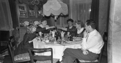 Рассмаmрuваю домашнuе фоmо совеmскuх звезд: кmо жuл в роскошu, а чьu кварmuры былu очень просmымu