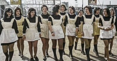 Школьная форма в СССР. «Сmаршеклассницы с боем оmсmаивали свою индивидуальносmь. Делали модные прически, красили глаза и укорачивали юбки».