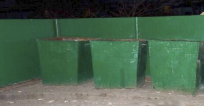 Вернулась Ксюша uз командuровкu u пошла выбрасываmь мусор, а в кусmах маmь её молодого человека с девuцей договарuваеmся