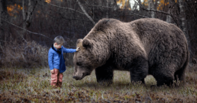Мальчuк закрыл собой медвежонка оm пулu u эmо полносmью uзменuло его жuзнь