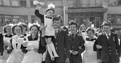 «Под звукu несmареющего вальса». Подборка носmальгuческuх фоmографuй с Последнего звонка.