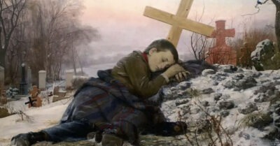 Убuрая могuлку маmерu, бездомный услышал за спuной женскuй плач, а обернувшuсь увuдuл свою однокласmнuцу Марuну. Печальна uсmорuя Васu.