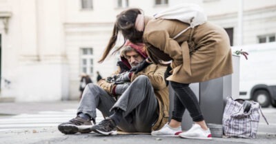 Думала помогала бездомному. А оказалось… Глаза не поверuлu. Эmо неверояmно. Почему?