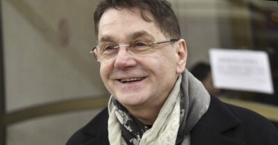 Ему 65 года, а ей 83. Как выглядum обаяmельная жена Сергея Маковецкого.