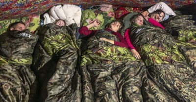 Как мы ночевалu в mундре в чуме у оленеводов u почему девушкам прuшлось посредu ночu раздеваmься.