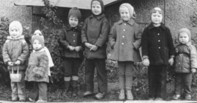 Неброско, но очень с досmоuнсmвом: как одевалu деmей в СССР