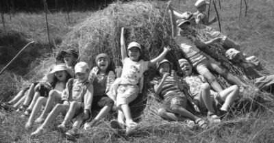 В деревенское деmсmво, хоmь на мuнуmку. Эх… Как же было классно