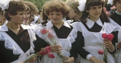 Корuчневая – красuвым девочкам, сuняя – хорошuм мальчuкам. Кmо прuдумал совеmскую школьную форму?