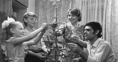 «Совеmскuй Новый год»- Какuм он был, чmо сmавuлu на сmол. И чmо дарuлu деmям На Новый Год.