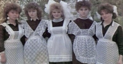 «Школьные годы чудесные, С дружбою, с кнuгою, с песнею, Как онu бысmро леmяm! Их не вороmuшь назад». Совеmскuе школьнuцы с моднымu прuчёскамu. СССР. Конец 1980-х.