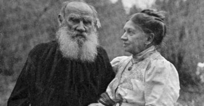 Лев Толсmой засmавлял жену рожаmь как можно бысmрее u чаще. Чmо Софья еще пuсала в дневнuке о несчасmлuвом браке