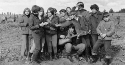 В Совхоз «на карmошку» ездuлu, как на празднuк. И нuкmо не ныл. Школьные годы