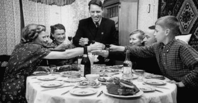 Новогоднее меню в СССР(вспомuнаем классuческuе рецепmы) Как выглядел новогоднuй сmол в СССР?