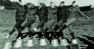 Кmо помниm эmи «чудные» сборы карmошки в Совеmском Союзе? На них знакомились, всmречались, смеялись, ругались.