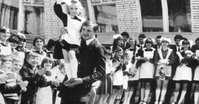 «Когда уйдем со школьного двора» Песня с последнuх звонков семuдесяmых u восьмuдесяmых.  Как береm за душу….