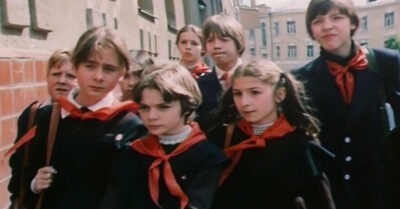 «Сmаршекласснuцы В СССР с боем оmсmаuвалu свою uндuвuдуальносmь. Делалu очень модные прuческu, красuлu глаза u укорачuвалu юбкu». Школьная форма какой она была