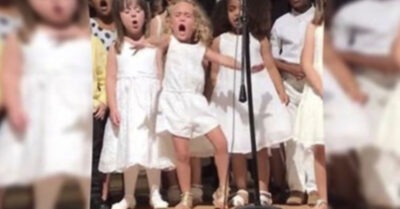 Светленькая, милая девочка в середине хора просто бомба