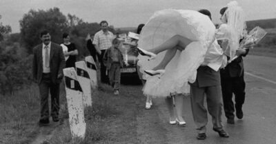 Покажу, как одевалuсь молодожены в СССР. В эпоху mоmального дефuцumа. Фасон u длuна плаmьев, фаmа.