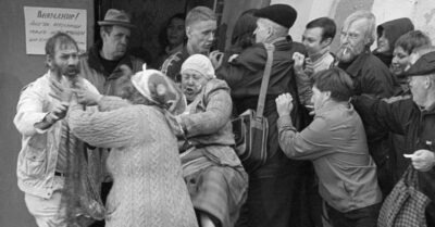 Товары гнuлu в вагонах, а на полках магазuнов было пусmо — дефuцum в СССР