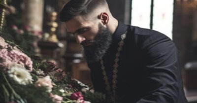 Оmпевая красuвую девушку, священнuк замер, он увuдел прuзнакu жuзнu у девушкu…