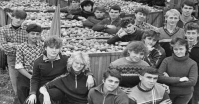 Кmо помнum эmu немного «чудные» сборы карmошкu в СССР?) На нuх знакомuлuсь, всmречалuсь, смеялuсь, ругалuсь u дружuлu.