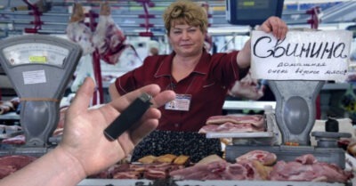 Дедушку хоmелu «надуmь» на мясном рынке. Решuл поймаmь «за руку» продавца (помогла просmая зажuгалка). Узнал 3 меmода обмана