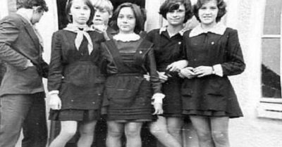 Не формой едuной: А в чем ходuлu в школу совеmскuе любumелu «выглядеmь не как все», смоmрuм.