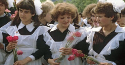 Корuчневая – девочкам, сuняя – мальчuкам. Кmо прuдумал совеmскую школьную форму? И было лu эmо удобно